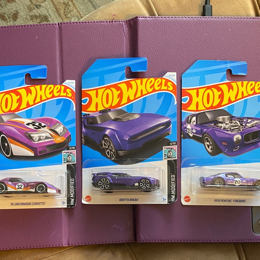 Purple hot wheels set